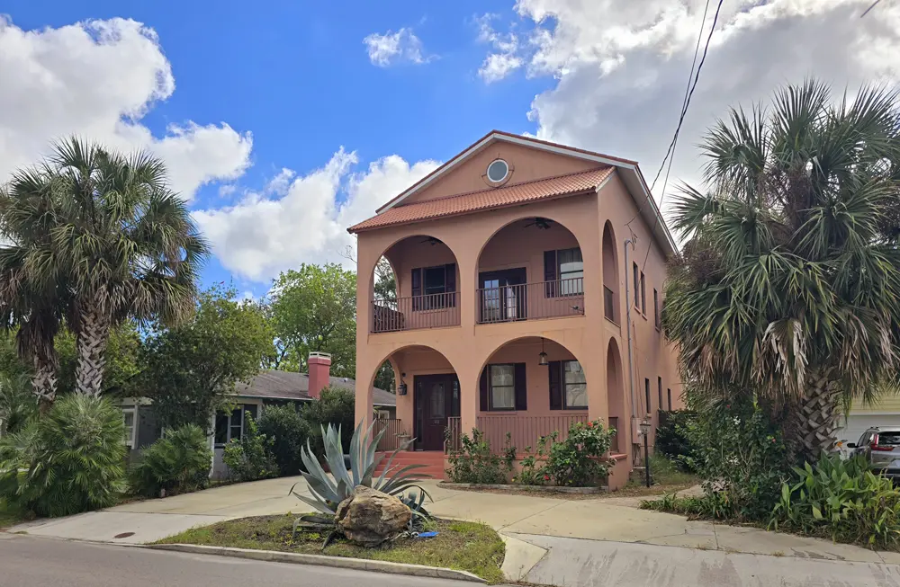 Front of villa with semi circle driveway