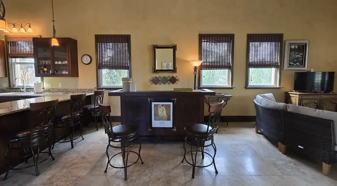 Bar area for your entertaining pleasure.